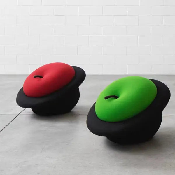 Chapeau Noir & Ottoman Pomme – Décor de Maison Fantaisiste