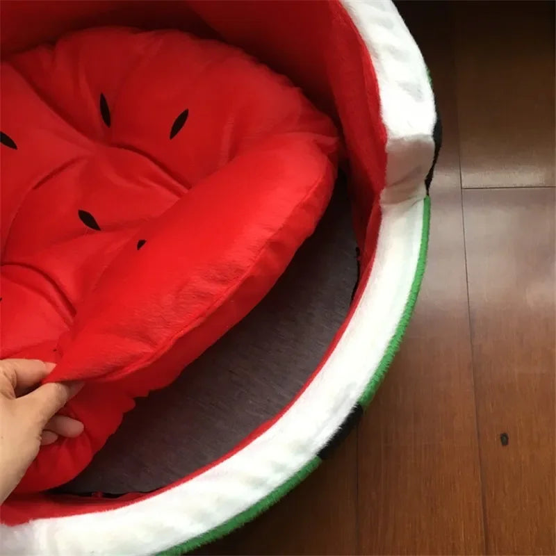 Cama para mascotas de felpa en forma de sandía, para mascotas de hasta 15 lbs/6.8 kg