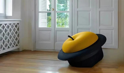 Chapeau Noir & Ottoman Pomme – Décor de Maison Fantaisiste