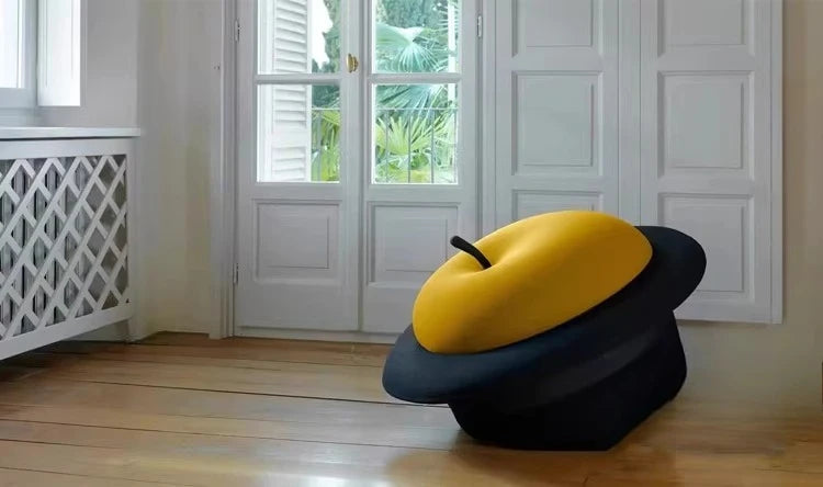 Chapeau Noir & Ottoman Pomme – Décor de Maison Fantaisiste