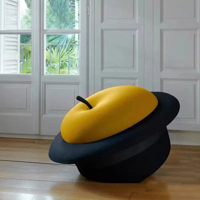 Chapeau Noir & Ottoman Pomme – Décor de Maison Fantaisiste