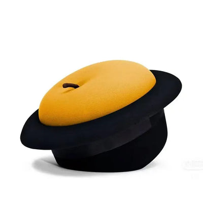 Chapeau Noir & Ottoman Pomme – Décor de Maison Fantaisiste