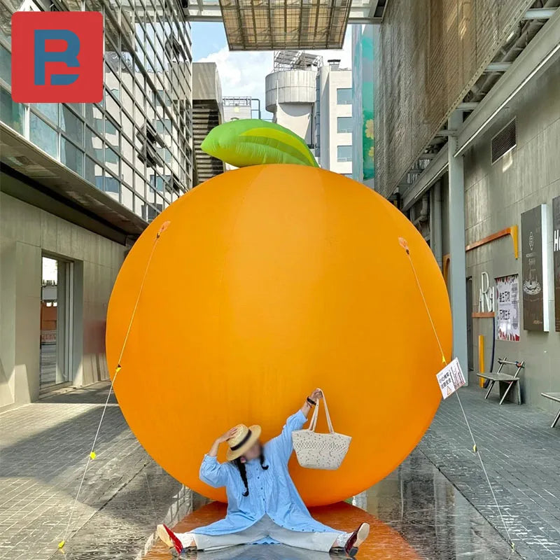 "Gigante Inflable Naranja – Instalación Artística Personalizable"