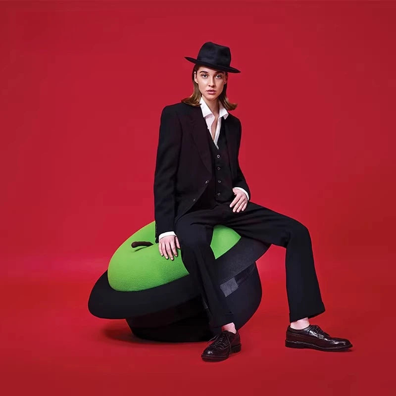 Chapeau Noir & Ottoman Pomme – Décor de Maison Fantaisiste