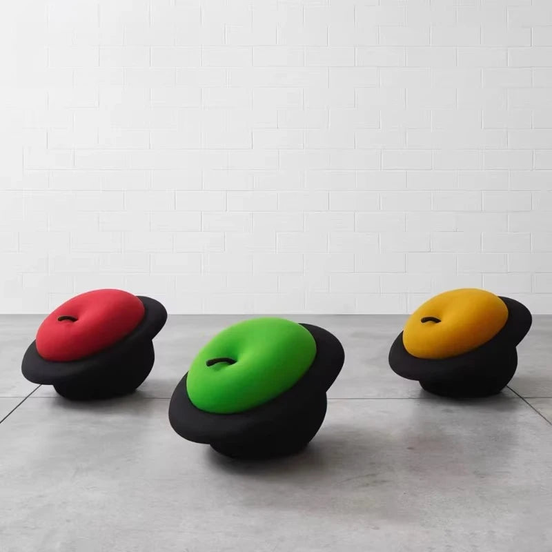 Chapeau Noir & Ottoman Pomme – Décor de Maison Fantaisiste
