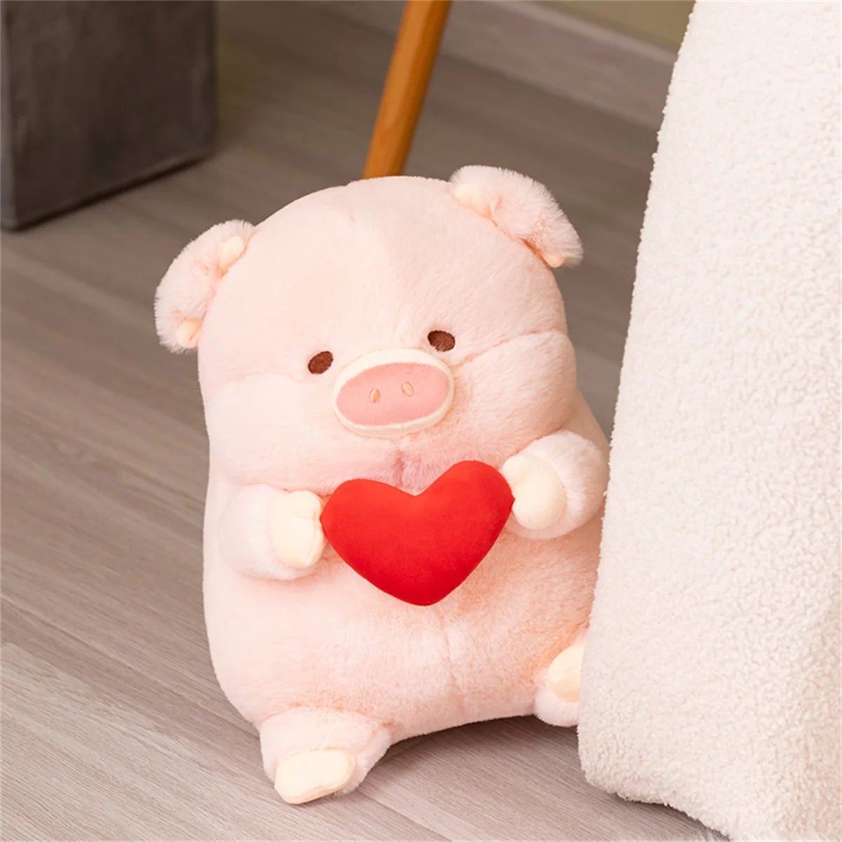 Cerdito de peluche sosteniendo un corazón de San Valentín, 8-16" | 20-40 centímetros