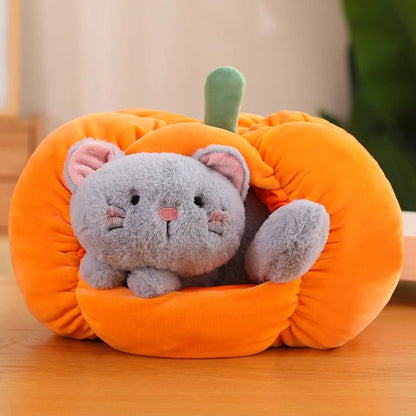 Peluche di zucca con animale di peluche cane o gatto all'interno